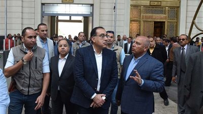 رئيس الوزراء يتفقد أعمال تطوير الميدان الرئيسي لمحطة مصر والنصب التذكاري بالإسكندرية