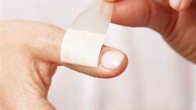 صدق أو لا تصدق.. سيدة تفقد أصابع يديها بسبب ورقة