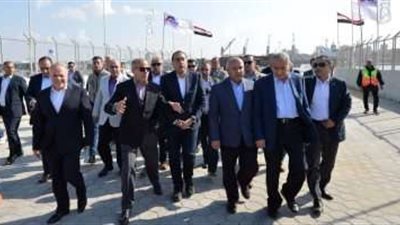 مدبولي يتفقد أعمال الشحن والتفريغ للحاويات بشركة الإسكندرية لتداول الحاويات والبضائع