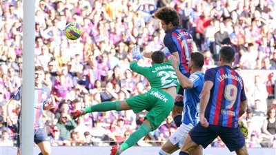 ماركوس ألونسو يحرز هدف التقدم لـ برشلونة في شباك إسبانيول بالدوري الإسباني