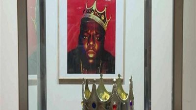 ثمنه الأصلي 6 دولارات.. بيع تاج بلاستيك بأكثر من 9 ملايين جنيه