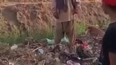 شابين يلقيان رجل عجوز داخل مصرف