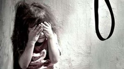 حرقها بالسجائر.. عامل يشارك زوجته في تعذيب طفلته 7 سنوات بالتبين