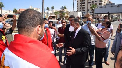 5 الأف جنيه هدية محافظ مطروح للمصريين المختطفين في ليبيا