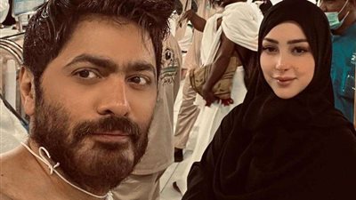 في بداية العام الجديد.. تامر حسني وزوجته بسمة بوسيل يؤديان مناسك العمرة