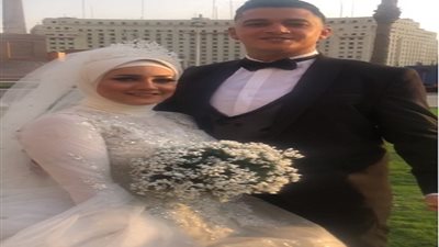 عروسان يحتفلان بزفافهم في ميدان التحرير 