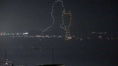 احتفالًا بالعام الجديد.. البرازيل تنظم عرضًا مبهرًا بطائرات الدرون لـ بيليه