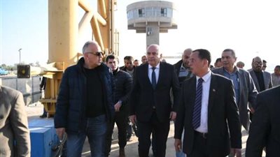 وزير الرى ومحافظ قنا يتفقدان قناطر نجع حمادى الجديدة