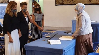 أول سيدة مسلمة تشرف على زواج سيدتين مثليتين