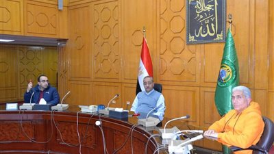 محافظ الإسماعيلية يتابع خطة التطوير وكفاءة الطرق