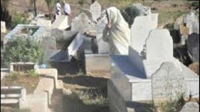 في حضرة الأموات.. شاب يطعن خطيب شقيقته أمام مقبرة والديه