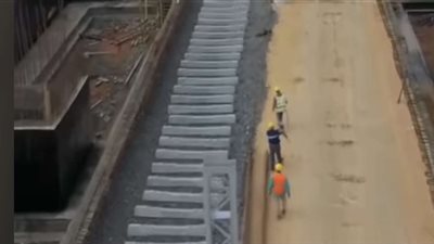 النقل: تركيب قضبان المرحلة الأولى للخط الأول من مشروع القطار الكهربائي السريع