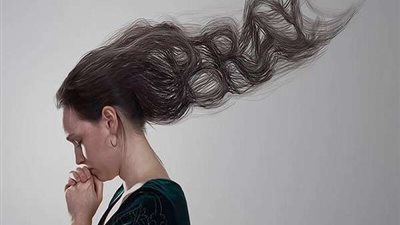 استشاري تحسم الجدل حول علاقة تساقط الشعر بفيروس كورونا