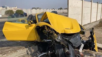 سقوط فتاة من نافذة سيارة مسرعة بسبب 