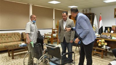 جامعة أسيوط تسلم كرسى متحرك لطالبة بكلية الآداب