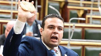 عبد المنعم إمام يوجه انتقادات حادة لوزير التموين ويرفع رغيف العيش خلال جلسة رقابية