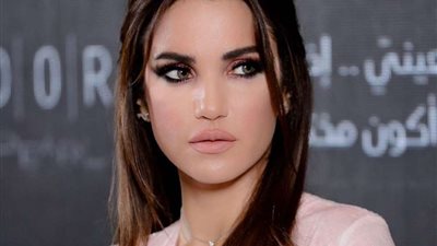 على متن مركب.. درة تتألق بإطلالة صيفية  جديدة (صور)