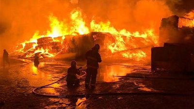 دون إصابات.. إخماد حريق ضخم نشب بجوار مطعم شهير بأكتوبر