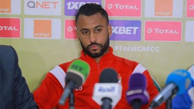 شاهد.. حسام عاشور يحتفل بعيد ميلاد زوجته