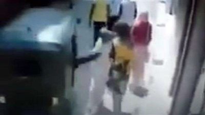 أمن سوهاج يصدر بيان حول واقعة ركل شاب لفتاة تسير في الشارع