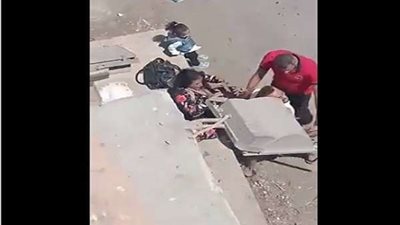 رجل يبرح زوجته ضربًا أمام أطفاله.. فيديو