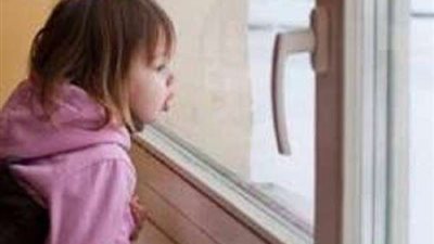 طفل يلقي شقيقته الرضيعة من الطابق الثالث.. تفاصيل