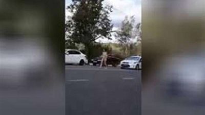 شاهد.. مذيعة تمشي عارية وسط الشارع  والشرطة تقبض عليها