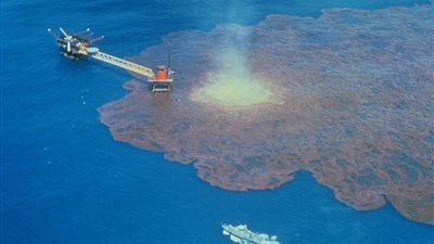 السعودية تبلغ الأمم المتحدة برصد بقعة نفطية قرب خزان 