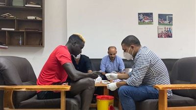 الأهلي يجري 