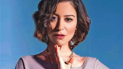 منة شلبي تفاجئ المحكمة في أولى جلسات محاكمتها.. وحضور 10 محامين