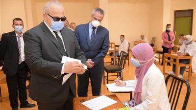 رئيس جامعة القاهرة يقوم بجولة تفقدية للجان امتحانات الدراسات العليا