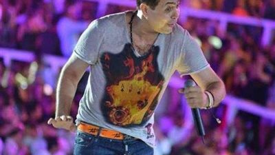 حكيم يُشارك جمهوره وصلة رقص على أنغام 