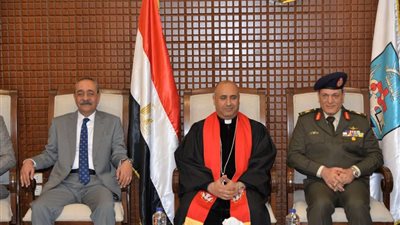 محافظ الإسماعيلية يقدم التهنئة بعيد الميلاد المجيد ويزور الكنائس