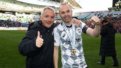 إنييستا يشيد بقرار تغيير مدرب فريقه الياباني