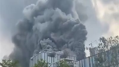 شاهد.. حريق داخل شركة 