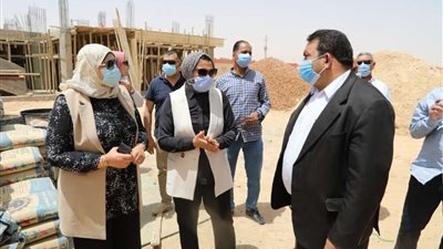 محافظ الوادي الجديد يوجه بإنشاء ملعب رياضي لحي 25 يناير