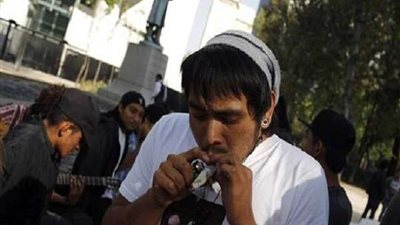 مكسيكيون يتعاطون الماريجوانا قرب مبنى مجلس الشيوخ