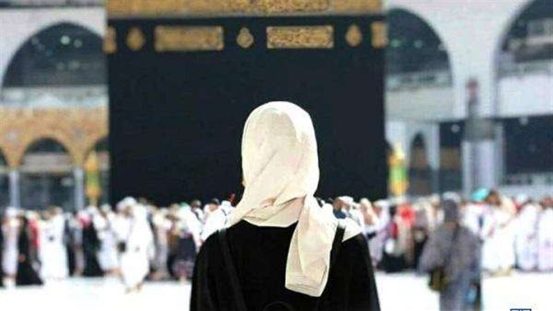 سيدةأمام الكعبة