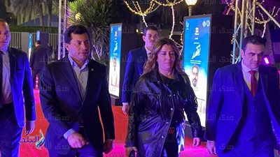 وزيرة الثقافة ووزير الشباب والرياضة يحضران العرض المسرحي 