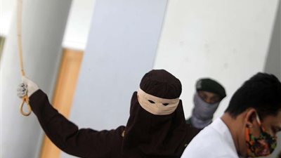 إنهيار مغتصب طفل أثناء تنفيذ حكم بالجلد عليه