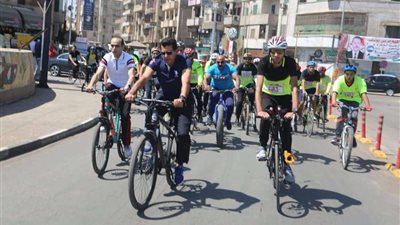 بالصور... وزير الرياضة ومحافظ سوهاج يقودان ماراثون الدراجات على الكورنيش
