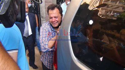 شاهد| انهيار أسرة الفنان الراحل المنتصر بالله أثناء تشييع جثمانه (صور)