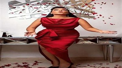 على البحر.. سمية الخشاب تخطف الأضواء بجمالها