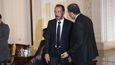 توافد نجوم الفن بعزاء والدة الفنان طارق لطفي