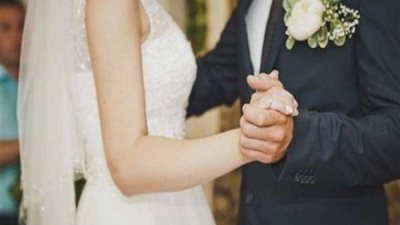 شاهد.. سلوك عريس في حفل زفافه يثير الجدل على مواقع التواصل