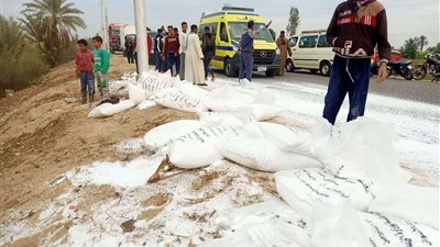 خسائر فادحة.. انقلاب تريلا محملة بالأسمدة وإصابة سائقها في قنا |صور