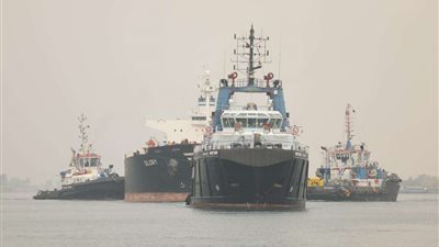 لقطات من عملية قطر السفينة GLORY الآن فى المجرى الملاحى لقناة السويس |صور