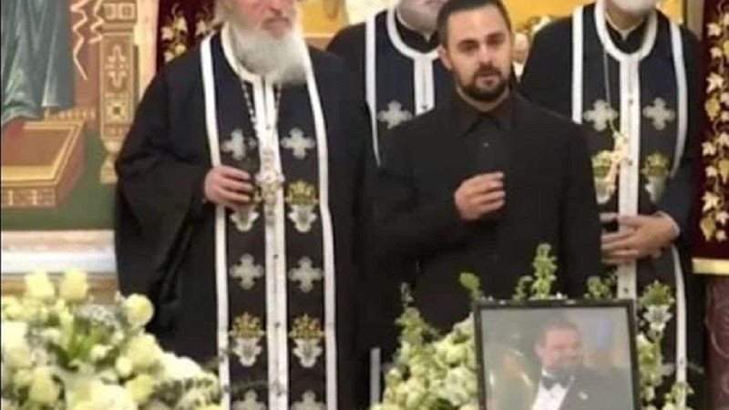 جونيور في وداع شقيقه