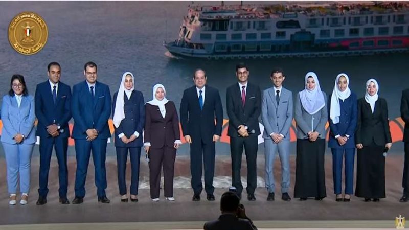 صورة تذكارية مع شباب