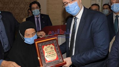 محافظ بني سويف يُكرَم أسر شهداء الجيش الأبيض